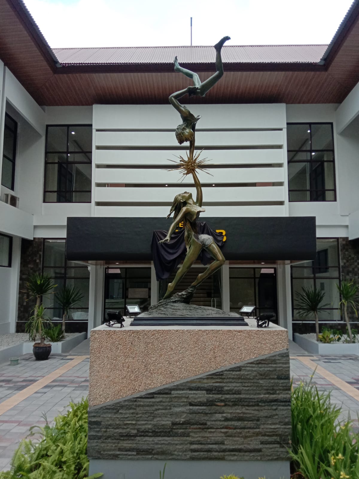 Tiga Rukun, Perunggu, patina cokelat, 124 × 60 × 60 cm