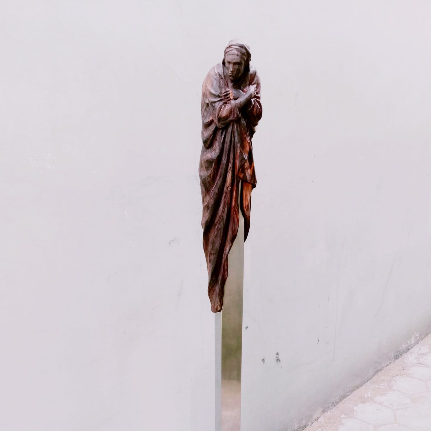 Wangsa, Kayu jati tua, lilin lebah, 187 × 52 × 48 cm